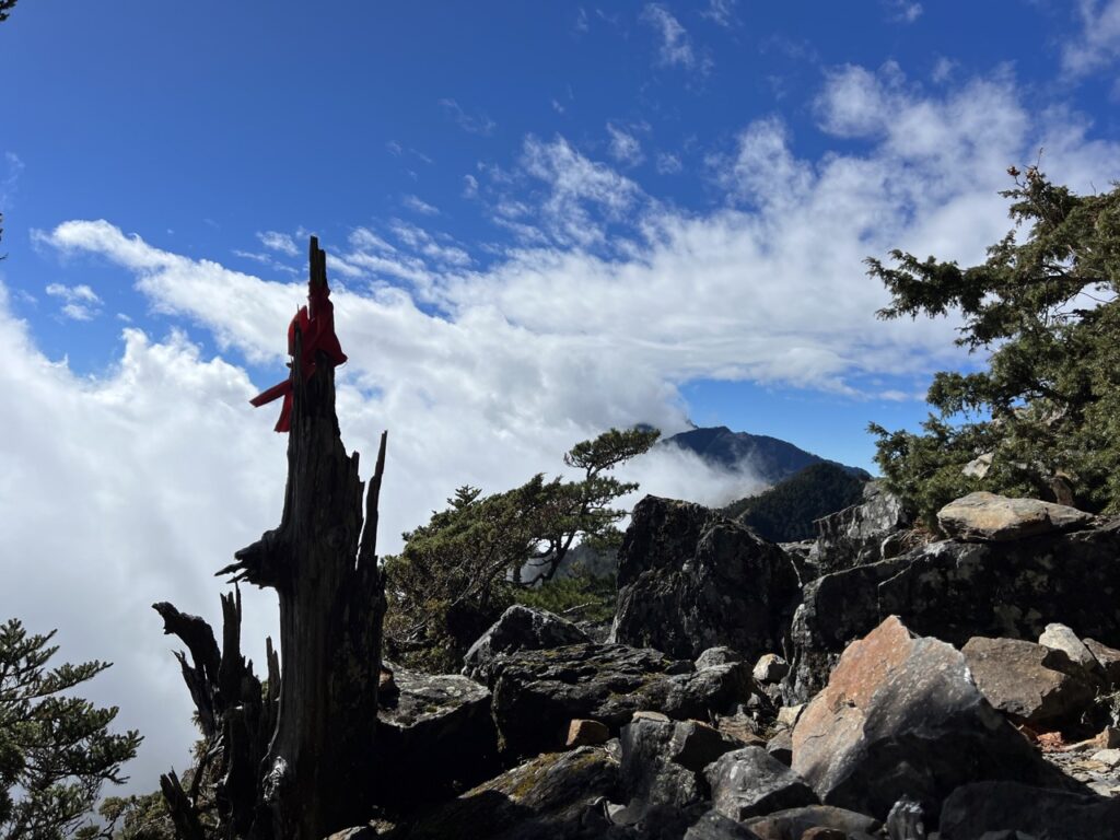南橫溪頭山大石塊雲海