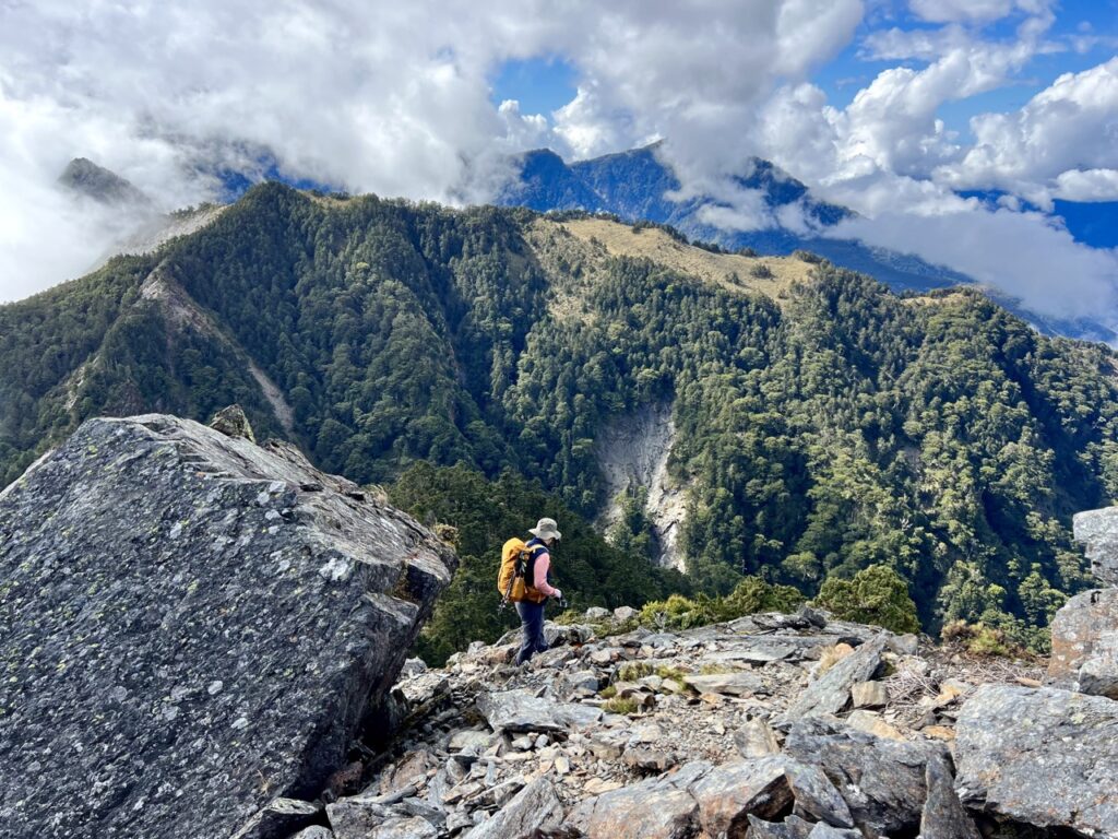 溪頭山往關山嶺山碎石下切