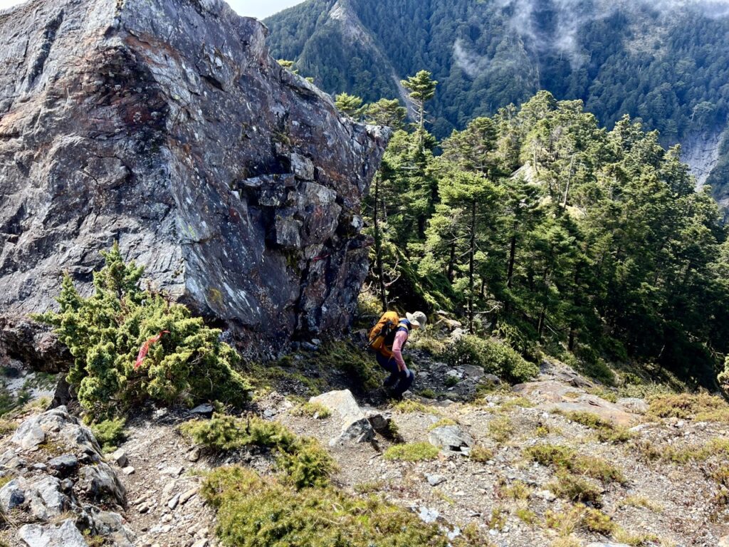 溪頭山往關山嶺山碎石下切
