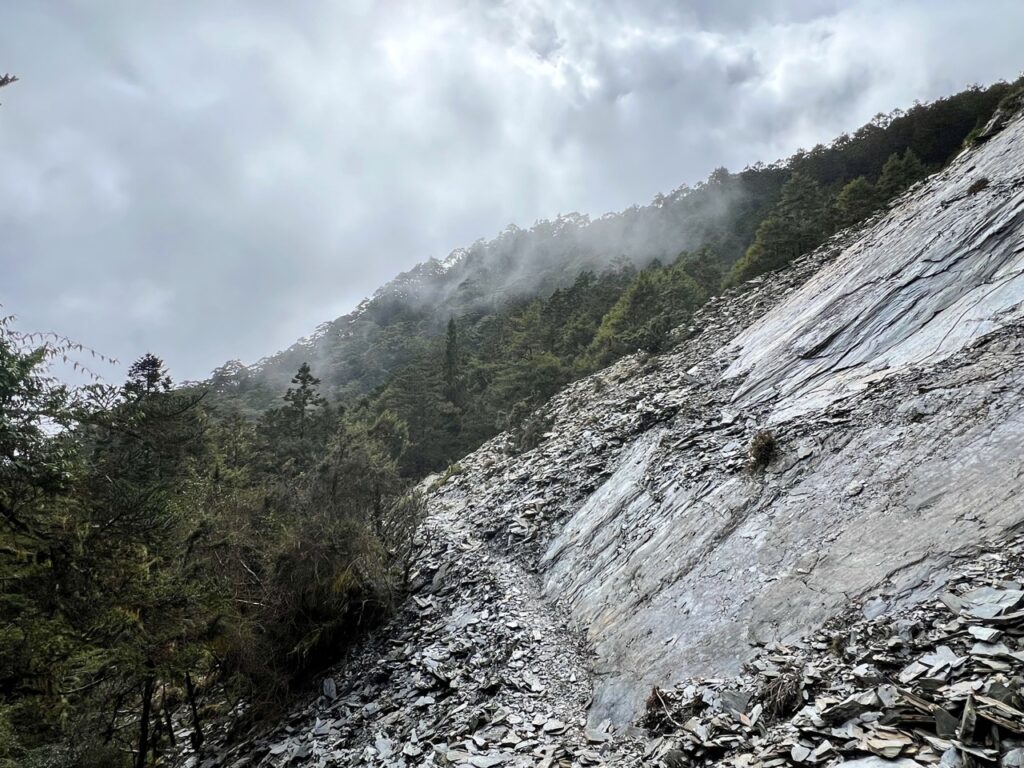 溪頭山往關山嶺山碎石大崩壁