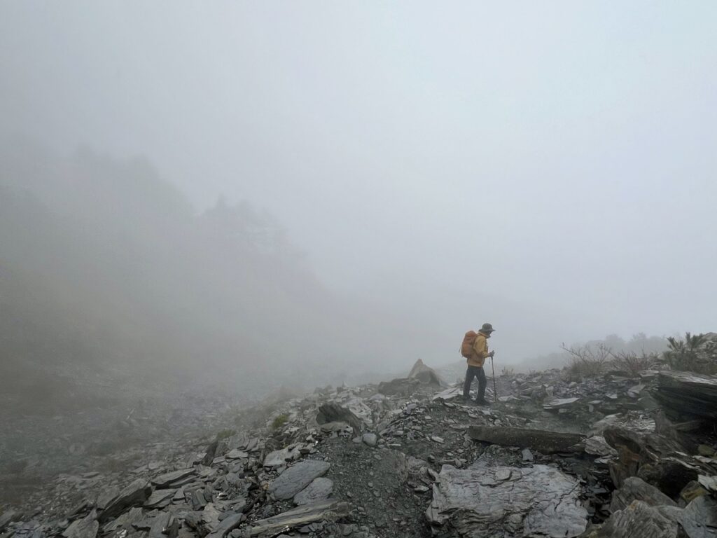 關山嶺山回程碎石段濃霧