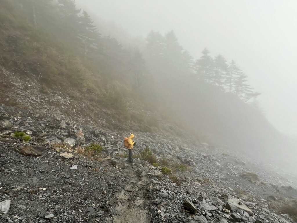 關山嶺山回程碎石段濃霧