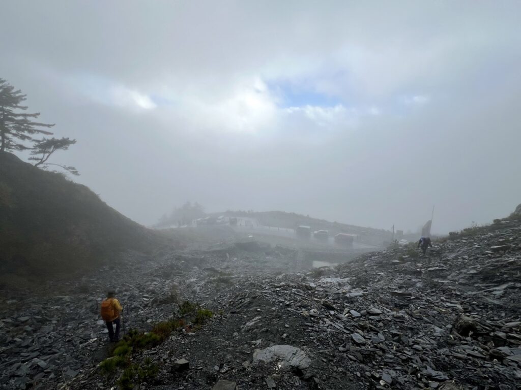 關山嶺山回程碎石段濃霧