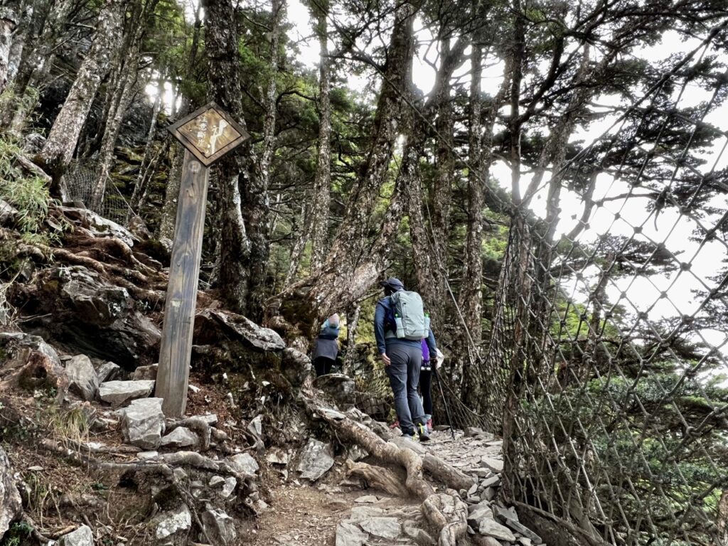 塔關山